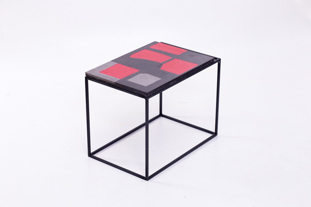 Egyedi és innovatív, élénk piros színű beton asztal egy jótékonysági aukcióra