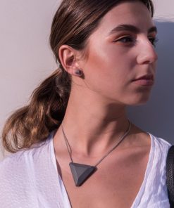 Háromszög alakú ékszer szett sötétszínű betonból