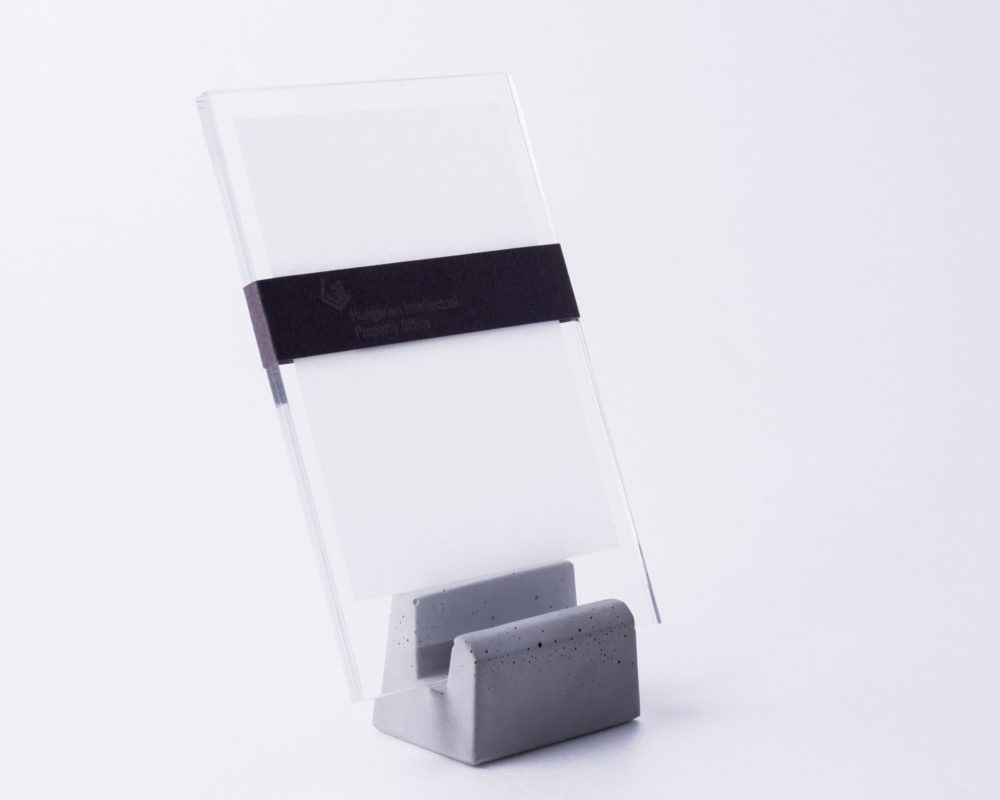 Minimalist photo holder made of concrete