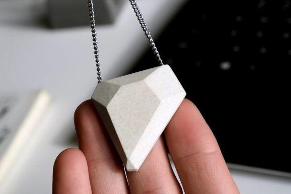 Designer geometrikus medál nyaklánc betonból